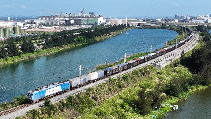  sebuah kereta api Koridor Perdagangan Darat-Laut Antarabangsa Baharu bertolak dari Qinzhou, Wilayah Autonomi Zhuang Guangxi, China. (Xinhua/Zhang Ailin)