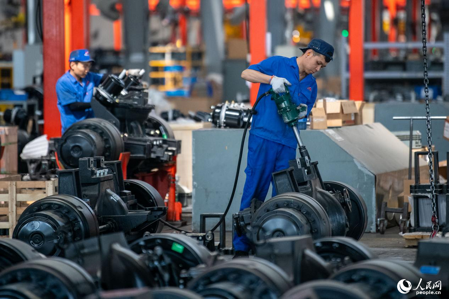 Sibuknya Bengkel Trak Pelonggok di Shaanxi