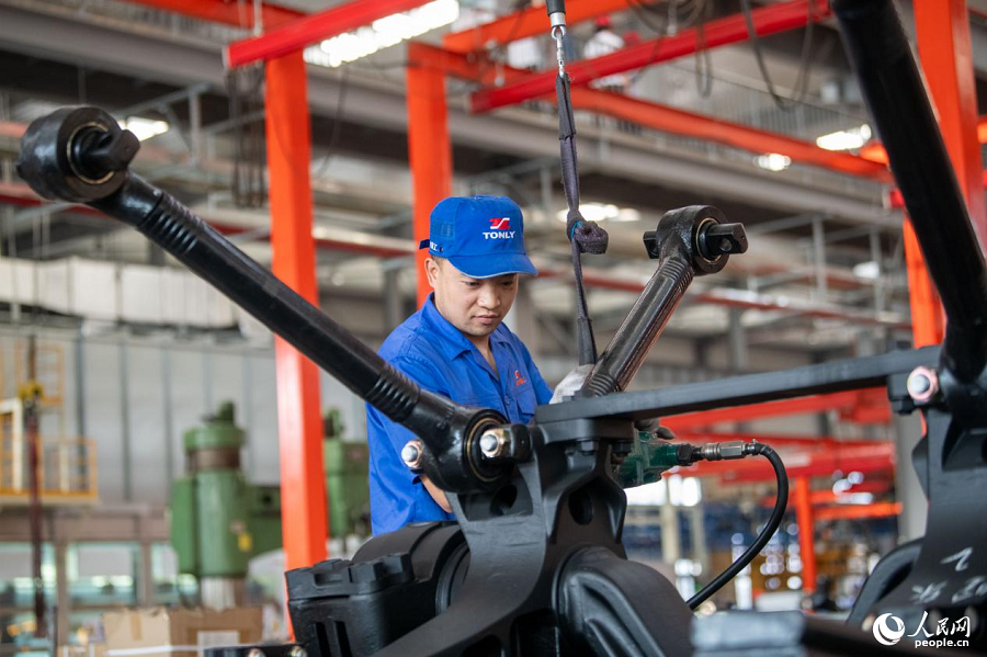 Sibuknya Bengkel Trak Pelonggok di Shaanxi