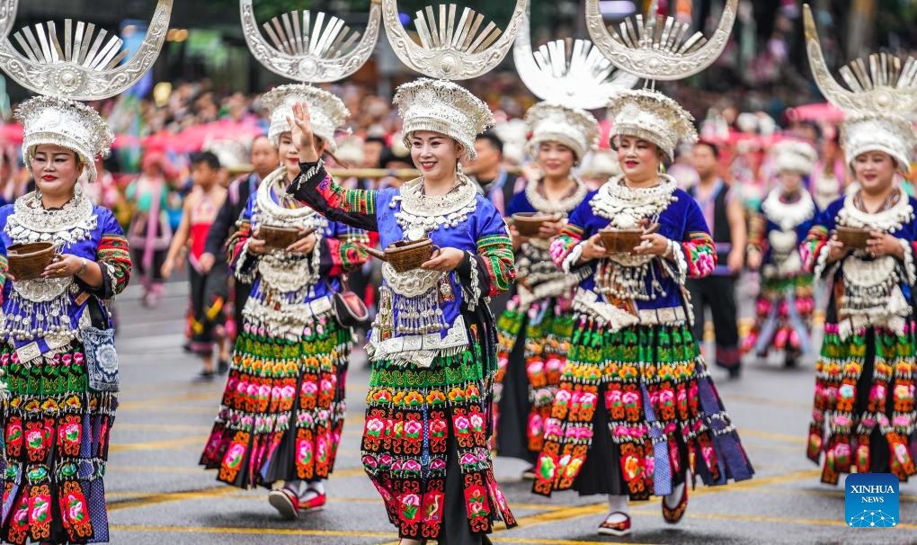  Perarakan itu disertai oleh lebih daripada 3,200 orang pada acara yang memaparkan kebudayaan etnik provinsi Guizhou. (Xinhua/Tao Liang)