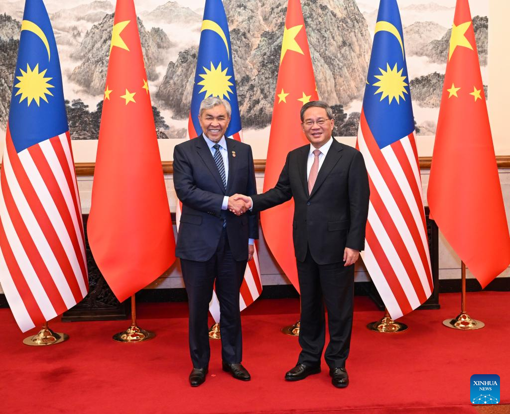 Perdana Menteri China, Li Qiang bertemu dengan Timbalan Perdana Menteri I Malaysia merangkap Menteri Kemajuan Desa dan Wilayah, Dato' Seri Dr Ahmad Zahid bin Hamidi di Beijing, ibu negara China, 29 Mei 2024. (Xinhua/Rao Aimin)