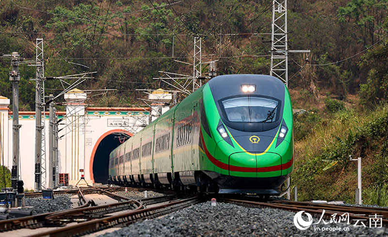 Foto memaparkan kereta api laju ‘Lancang’ melalui Terowong Persahabatan Kereta Api China-Laos. (PhotoXu Zhangwei)