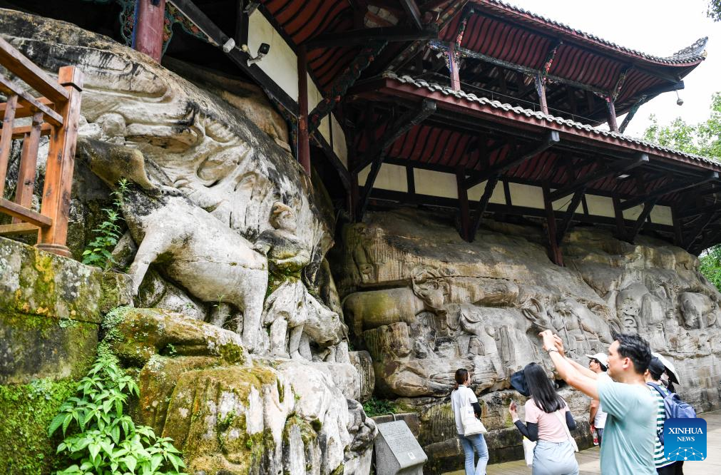 Pelancong Kunjungi Kawasan Pemandangan Ukiran Batu Dazu di Chongqing