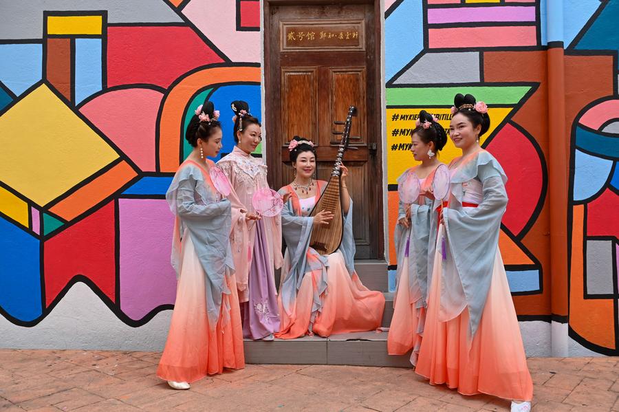 Foto bertarikh 21 Julai 2024 ini memaparkan sekumpulan wanita memperagakan pakaian tradisional China, Hanfu di Melaka, Malaysia. (Xinhua/Chong Voon Chung)