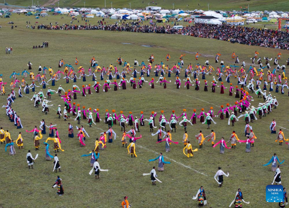 Penduduk tempatan membuat persembahan tarian Guozhuang di sebuah balapan lumba kuda di Kaunti Litang, Wilayah Autonomi Tibet Garz, Provinsi Sichuan, barat daya China pada 30 Julai 2024. Satu acara lumba kuda membuka tirainya di Kaunti Litang pada Selasa, menarik penyertaan hampir 1,000 pengembala dari serata kaunti dalam pelbagai aktiviti. (Xinhua/Jiang Hongjing)