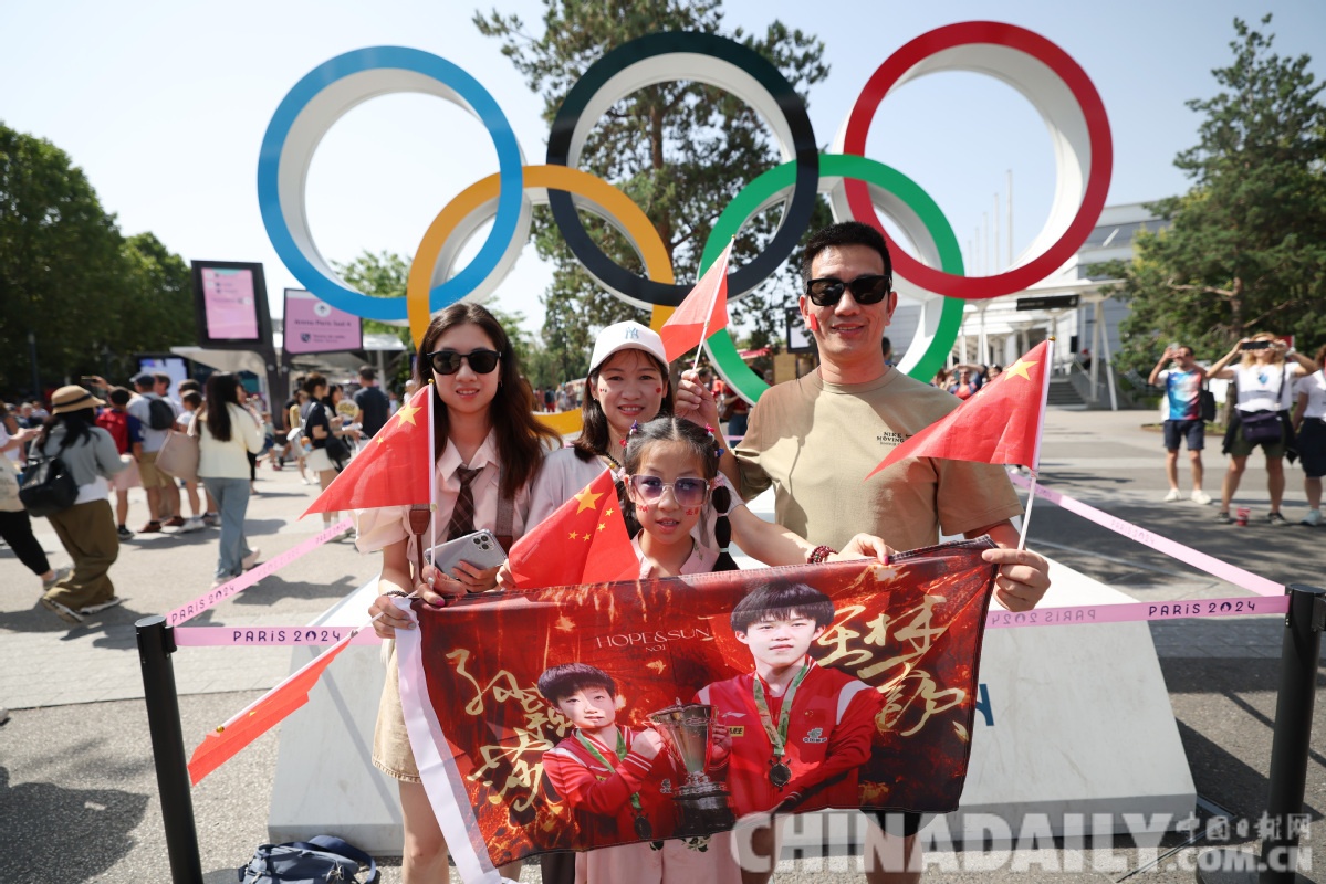 Peminat China mengambil gambar dengan berlatar belakangkan lima gelung Olimpik di bahagian luar Arena Selatan Paris di Perancis. (China Daily/Wei Xiaohao)