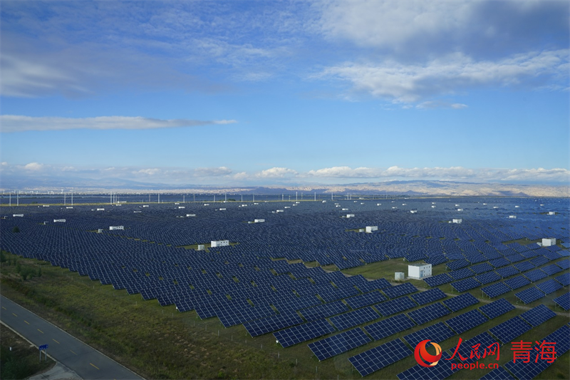 Foto memaparkan taman perindustrian fotovolta di kaunti Gonghe, Wilayah Autonomi Tibet Hainan, Provinsi Qinghai, di barat laut China. (People’s Daily Online/Ma Kexin)