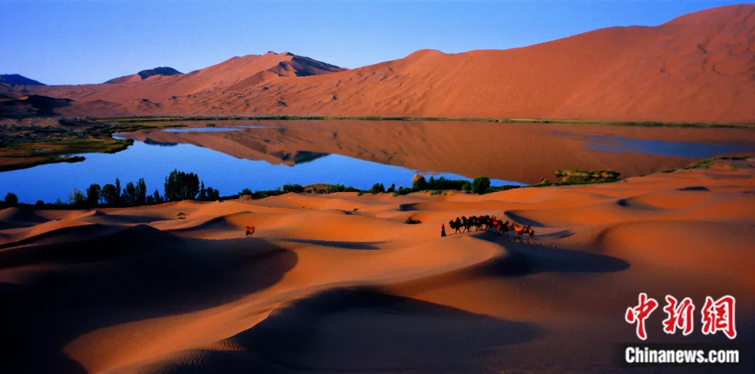 Foto memperlihatkan tasik Nuoritu di Gurun Badain Jaran, Alxa Right Banner, Alxa League, Wilayah Autonomi Mongolia Dalam, utara China. (Foto ihsan jabatan publisiti jawatankuasa Parti Komunis China Alxa Right Banner)