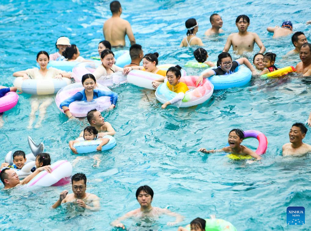 Pelancong berseronok di taman air di Daerah Fuling, Perbandaran Chongqing di barat daya China, 18 Ogos 2024. (Xinhua/Wang Quanchao)