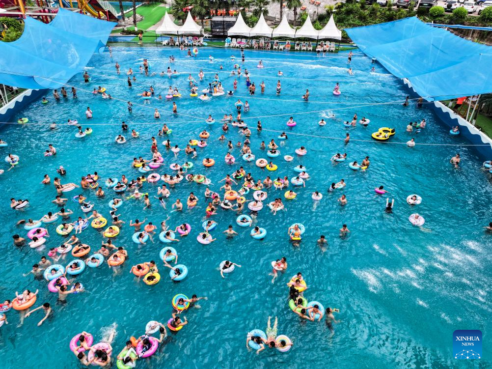 Foto yang diambil menggunakan dron ini memaparkan pelancong yang sedang berseronok di taman air di Daerah Fuling, Perbandaran Chongqing, barat daya China, 18 Ogos 2024. (Xinhua/Wang Quanchao)