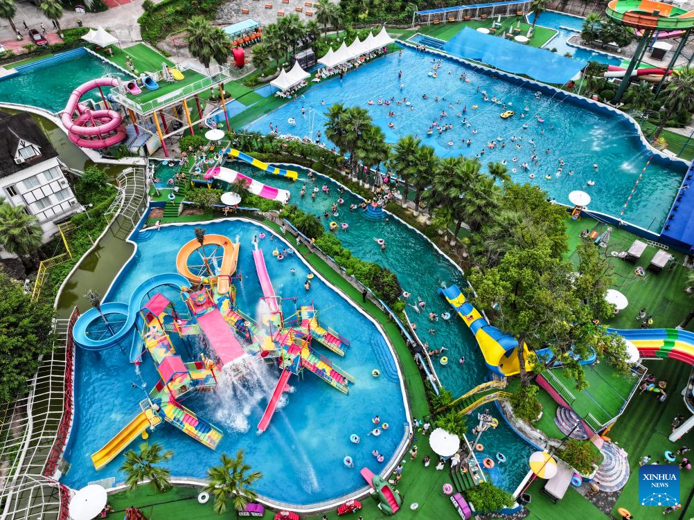 Foto yang diambil menggunakan dron ini menunjukkan taman air di Daerah Fuling, Perbandaran Chongqing barat daya China, 18 Ogos 2024. (Xinhua/Wang Quanchao)