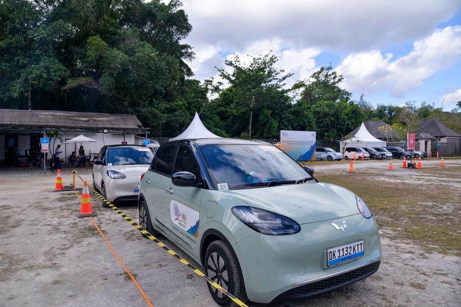 Foto yang diambil pada 1 September 2024 memperlihatkan kereta elektrik China jenama Wuling pada Forum Indonesia-Afrika yang kedua di Bali, Indonesia. (Xinhua/Xu Qin)