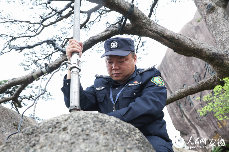 Hu Xiaochun memeriksa batang penyokong. (People’s Daily Online/Li Jun)