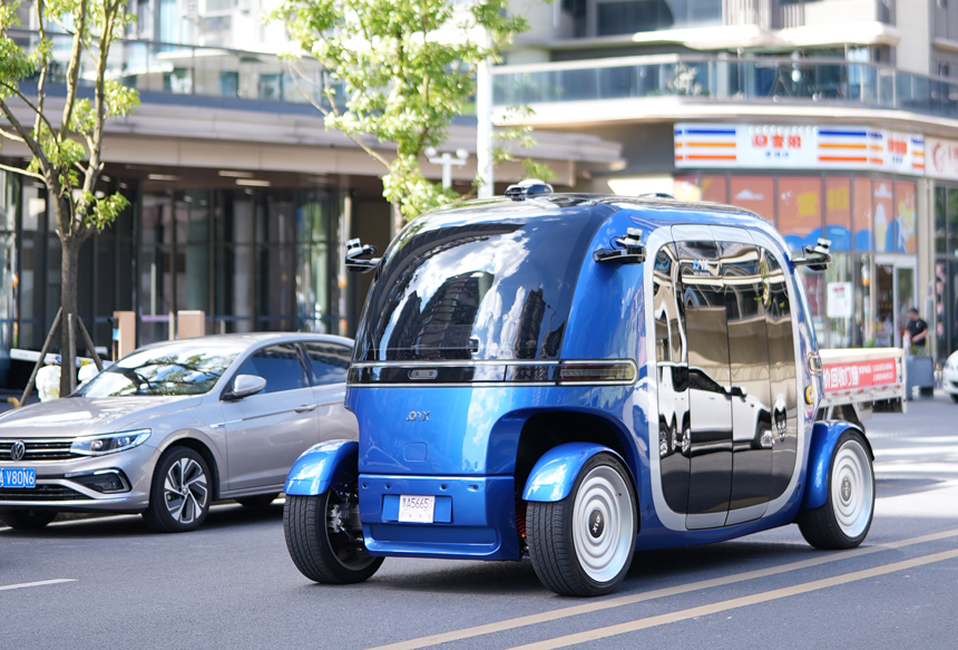 Foto Robobus, sebuah bas memandu autonomi yang dibangunkan oleh PIX Moving, iaitu syarikat di Provinsi Guizhou, barat daya China. (Foto ihsan PIX Moving)