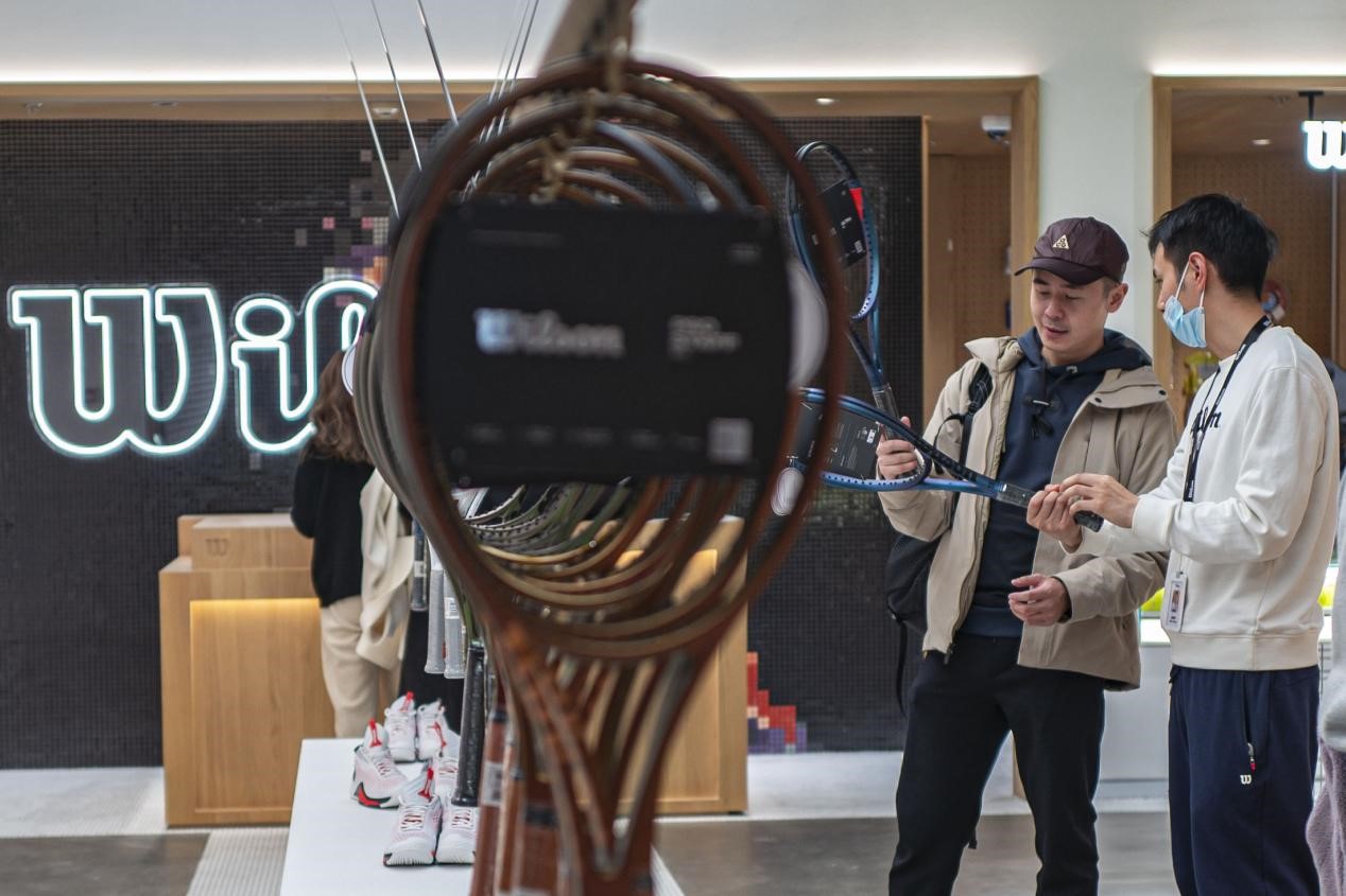Orang ramai membeli-belah di butik Wilson pertama di Shanghai. (People’s Daily Online/Wang Chu)