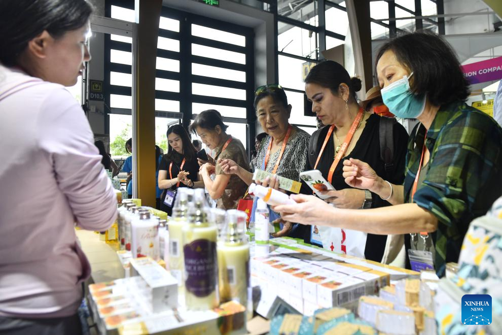  Para pengunjung sedang memilih produk semasa Ekspo China-ASEAN ke-21 di Pusat Pameran dan Konvensyen Antarabangsa Nanning di Wilayah Autonomi Guangxi Zhuang, selatan China pada 24 September 2024. Ekspo China-ASEAN ke-21 dan Sidang Kemuncak Pelaburan dan Perniagaan China-ASEAN membuka tirainya pada Selasa di Nanning. (Xinhua/Huang Xiaobang)