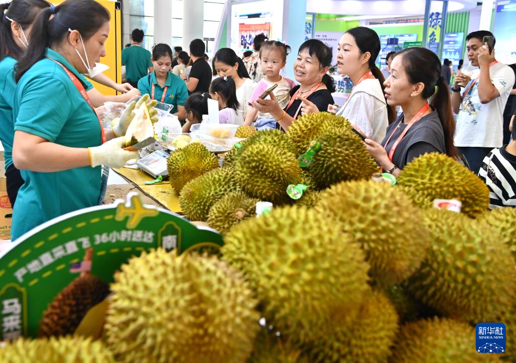 Pengunjung memilih durian Malaysia pada CAEXPO ke-21 pada 28 September. (Xinhua/Zhou Hua)