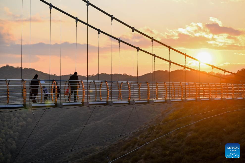 Pelancong berjalan di jambatan kaca di sebuah tempat peranginan di kaunti Zhuozi, bandar Ulanqab, Wilayah Autonomi Mongolia Dalam, utara China, 6 Oktober 2024. (Xinhua/Lian Zhen)
