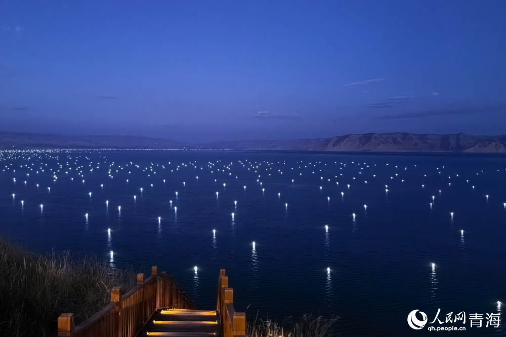 Foto memaparkan keindahan pemandangan waktu malam Tasik Longyang yang ditaburi lampu memancing, di Gaung Longyang, kaunti Gonghe, provinsi Qinghai, barat laut China. (People’s Daily Online/Gan Haiqiong)