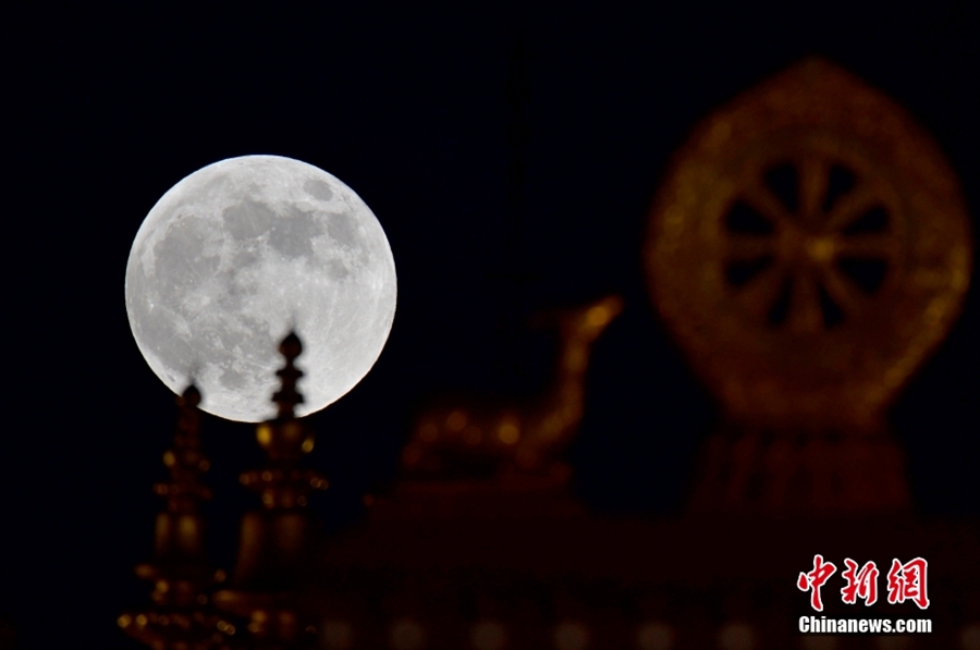 Pada 17 Oktober, bulan mengambang penuh di belakang kuil Jokhang di Lhasa, wilayah Tibet. (Chinanews.cn/Li Lin)
