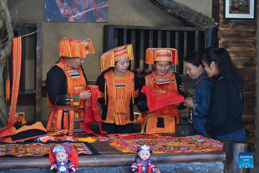 Pelancong mempelajari tentang sulaman Yao di Perbandaran Changping Yao di Kaunti Mengshan, Bandar Wuzhou, Wilayah Autonomi Guangxi Zhuang di selatan China pada 23 Oktober 2024. Penganjuran aktiviti kebudayaan yang pelbagai telah meningkatkan perpaduan dan pembangunan bersama dalam kalangan semua kumpulan etnik di Mengshan. (Xinhua/Huang Xiaobang)