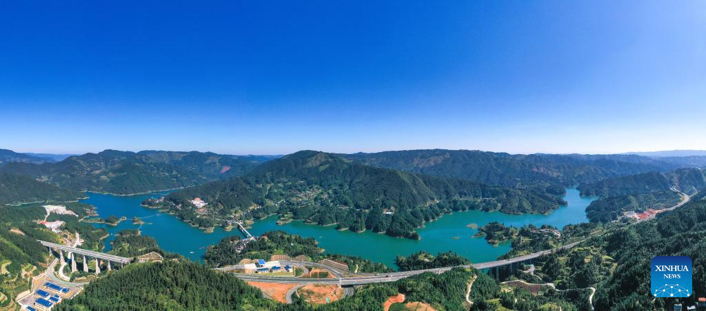Pemandangan penuh panorama dari sudut udara yang diambil menggunakan dron pada 25 Oktober 2024 memperlihatkan sebahagian lebuh raya Jianhe-Liping di Provinsi Guizhou, barat daya China. Lebuh raya Jianhe-Liping yang mula beroperasi pada Jumaat itu memendekan tempoh perjalanan antara Kaunti Jianhe dan Liping di Provinsi Guizhou kepada sekitar satu jam sahaja. Laluan utama lebuh raya tersebut direkodkan sepanjang 74.754 kilometer. (Xinhua/Yang Wenbin)