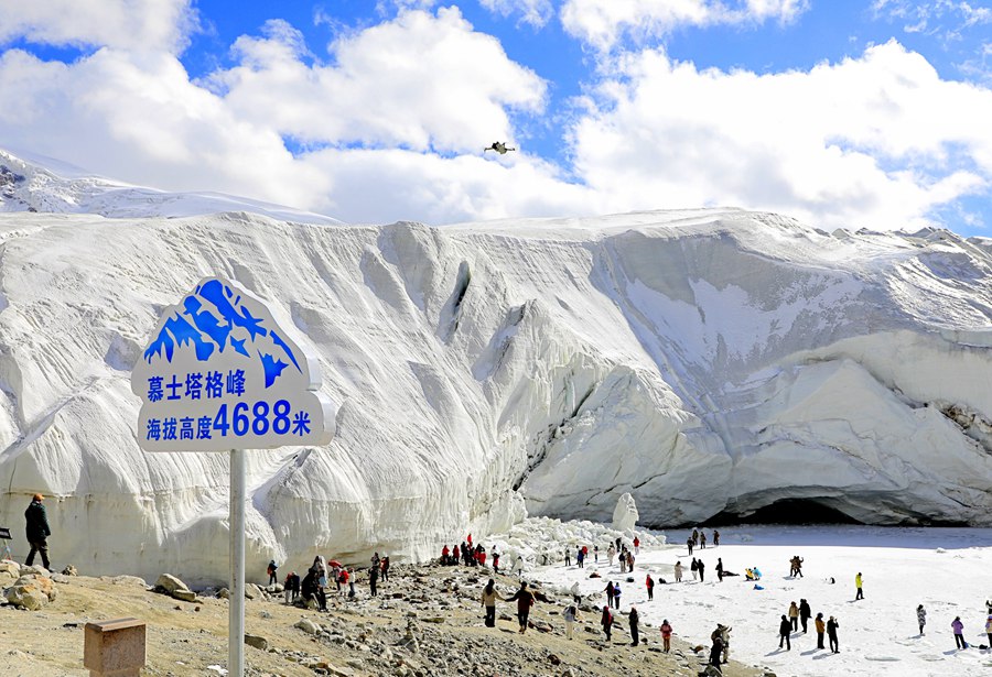 Pelancong melawat Taman Glasier Muztagh Ata di Kaunti Autonomi Taxkorgan Tajik, Wilayah Autonomi Uygur Xinjiang di barat laut China pada 24 Oktober 2024. (vip.people.com.cn/Liu Donghua)