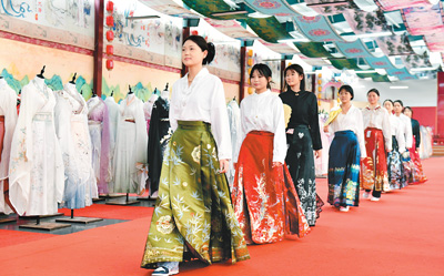 Penstrim langsung menggayakan Hanfu dan berjalan di landasan di pangkalan Hanfu di bandar Daji, Caoxian, Provinsi Shandong, timur China, 27 September 2024. (Xinhua/Guo Xulei)