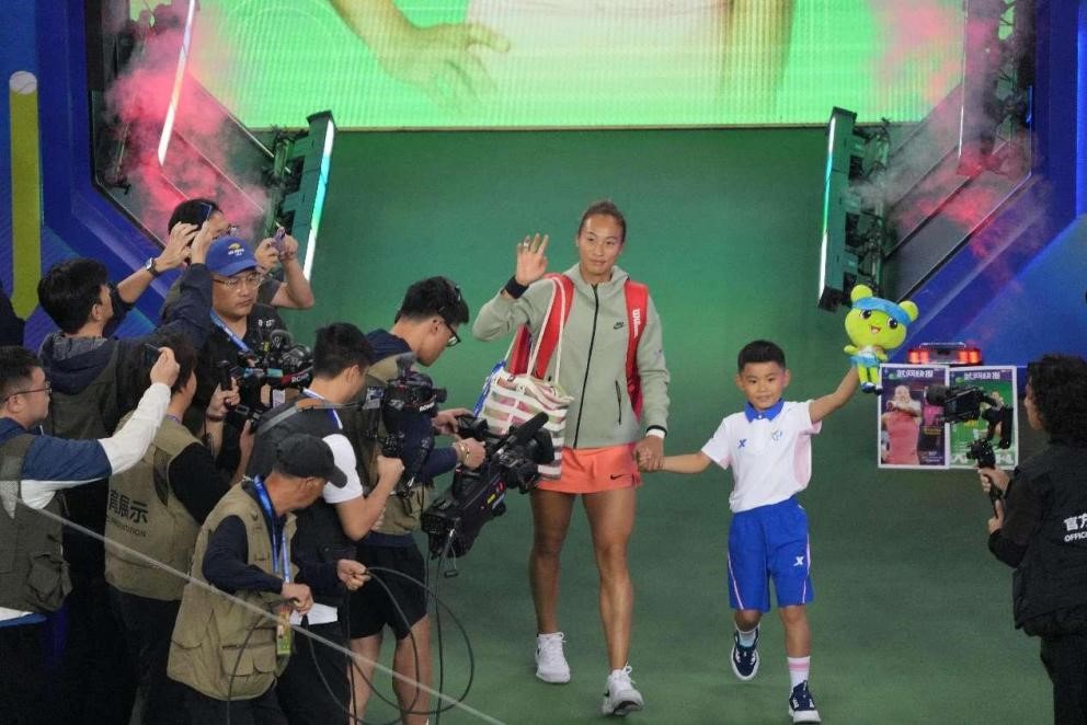Pemain tenis profesional China Zheng Qinwen masuk ke gelanggang suku akhir Terbuka Wuhan WTA, 11 Oktober 2024. (People’s Daily Online/Zhou Guoqiang)
