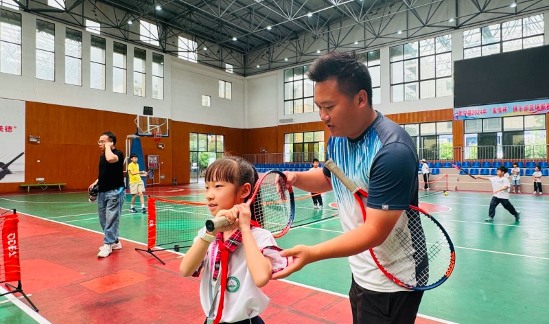 Foto menunjukkan seorang budak perempuan belajar bermain tenis di kaunti Wuning, provinsi Jiangxi, timur China. Dengan populasi hanya sekitar 300,000 orang, kaunti Wuning mempunyai lebih 13,000 pelajar sekolah rendah dan menengah rendah yang mengikuti latihan tenis. (Foto ihsan Workers’ Daily)