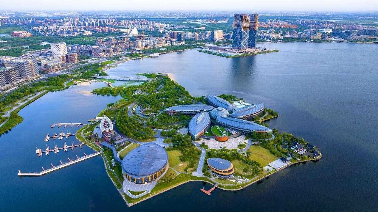Foto menunjukkan Tasik Dishui di kawasan baharu Lingang di Zon Perdagangan Bebas Juruterbang China (Shanghai). (People’s Daily Online/Ji Haixin)