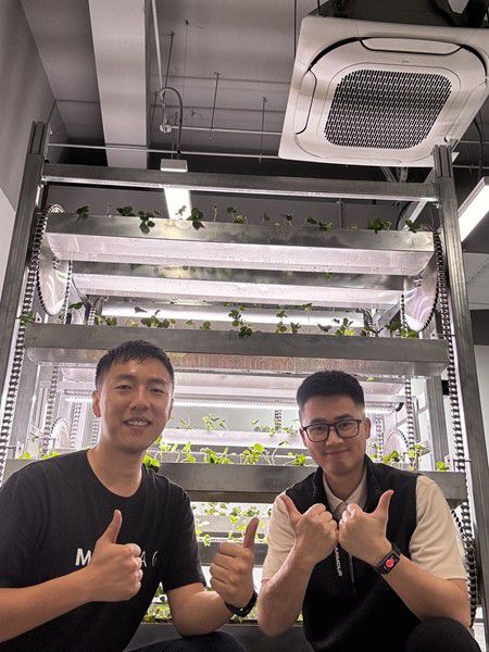 Qin Chuhan (pertama dari kiri) dan rakan sekerjanya memasang modul penanaman dan bergambar di pejabat mereka di Shanghai. (Foto ihsan penemuduga)