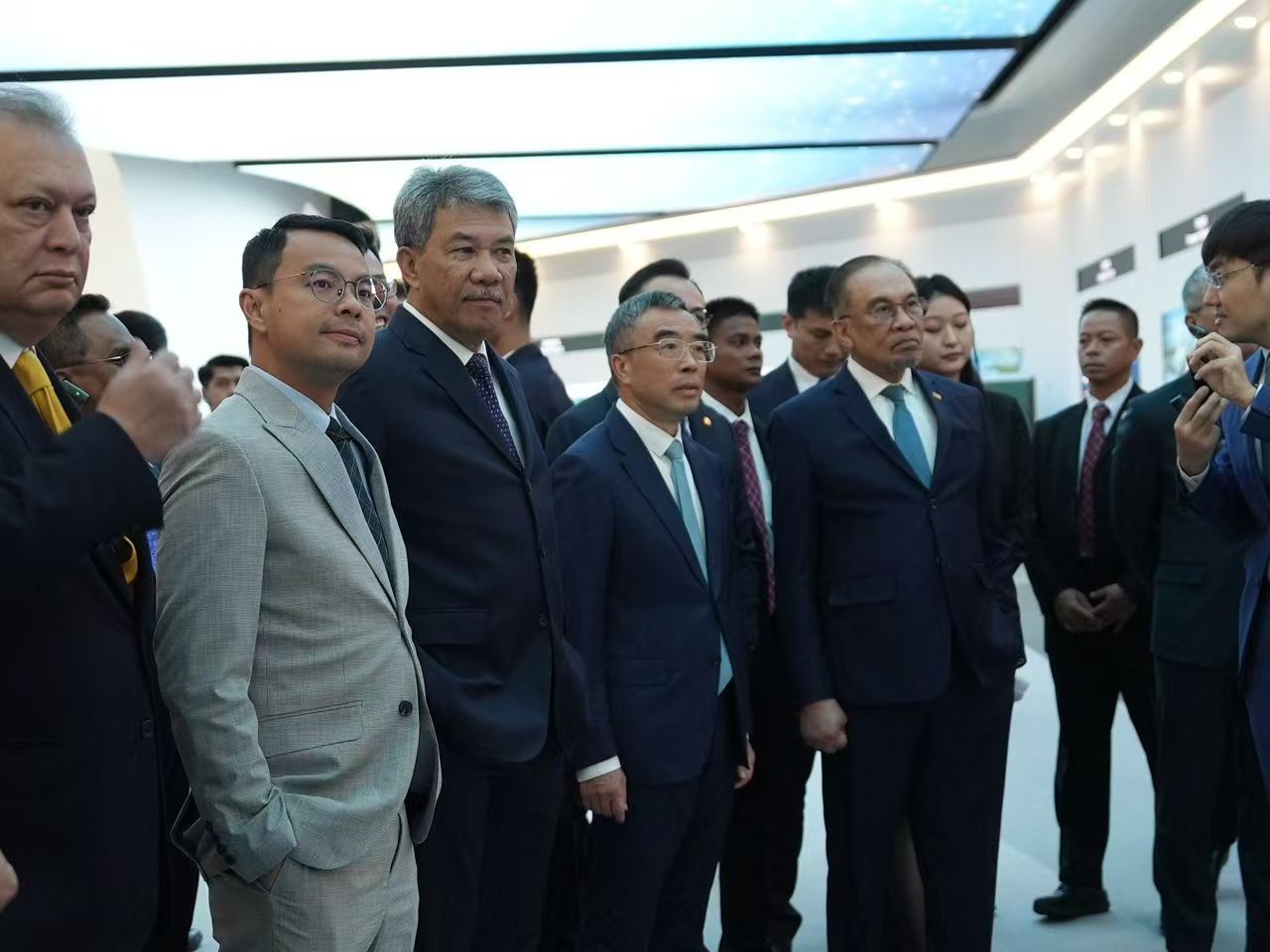 Lee Chean Chung (dua dari kiri) bersama-sama delegasi Perdana Menteri Malaysia diberi taklimat semasa melawat ke Beijing, pada 7 November 2024.