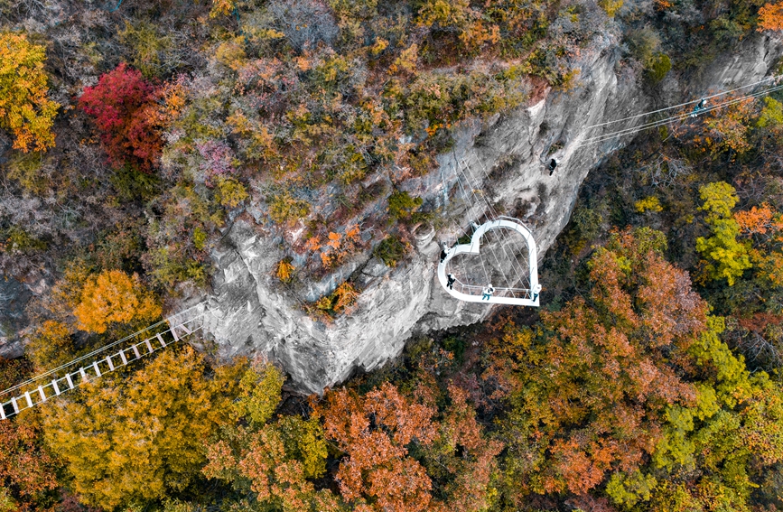 Taman Geologi Global di Henan Saji Pemandangan Musim Luruh Penuh Panorama