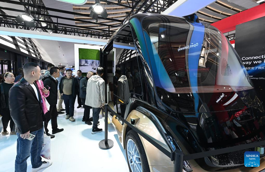 Foto ini menunjukkan Pengunjung sedang melihat kenderaan autonomi yang tersambung dengan kecerdasan. (Xinhua/Li He)