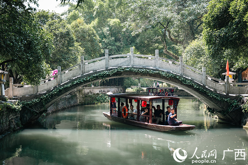 Pelancong menikmati perjalanan bot di Terusan Lingqu purba di kaunti Xing'an, bandar Guilin, Wilayah Autonomi Guangxi Zhuang, di selatan China. (Foto oleh Yan Lizheng)