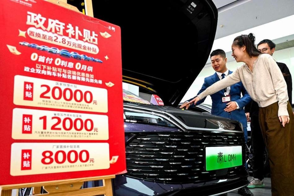 Foto seorang wanita sedang bertanya mengenai dasar tukar beli di sebuah syarikat di Nanchang, Provinsi Jiangxi, timur China pada 23 Oktober 2024. (People’s Daily Online/Bao Gansheng)