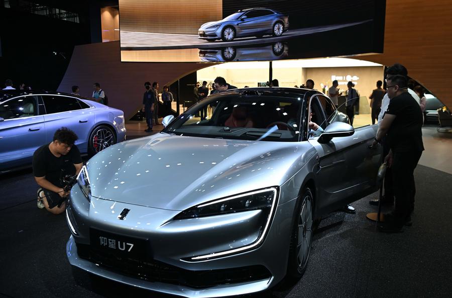 Foto memperlihatkan BYD model Yangwang U7 pada Pameran Automobil Antarabangsa Guangzhou ke-22 di Kompleks Pameran Import dan Eksport China di Provinsi Guangdong pada 15 November 2024. (Xinhua/Deng Hua)