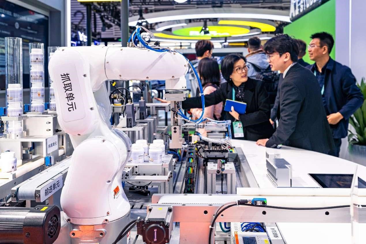 Pelawat melihat aplikasi AI dalam senario pintar di Light of Internet Expo semasa Sidang Kemuncak Wuzhen Persidangan Internet Sedunia 2024 di bandar air Wuzhen, Provinsi Zhejiang, timur China, pada 19 November 2024. (People's Daily Online/Zhang Feng)