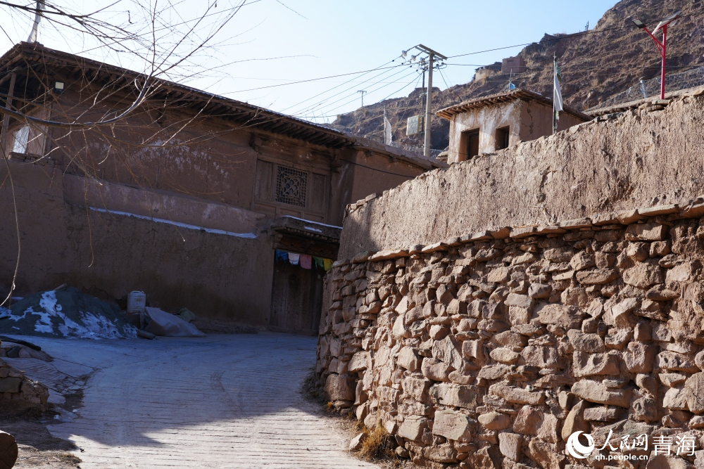 Gambar rumah kediaman gaya Tibet di kampung Ta’er. (Foto Chen Mingju)