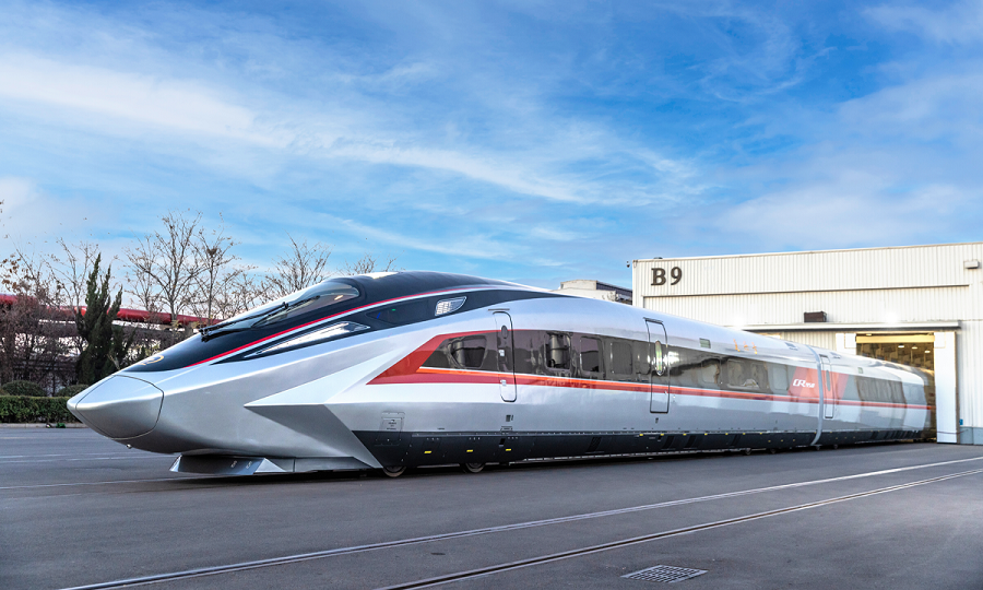 Sebuah prototaip kereta api laju (HSR) electric multiple unit (EMU) CR450, iaitu reka bentuk terkini model HSR China telah membuat kemunculan sulung di Beijing pada Ahad. (Foto China Railway)