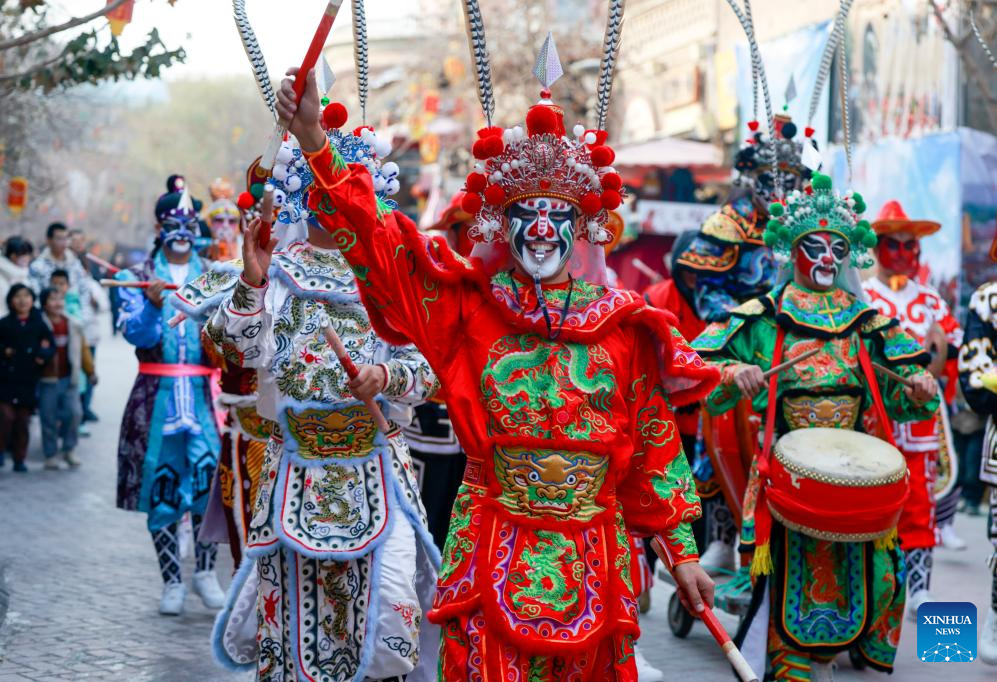 Artis kalangan rakyat membuat persembahan di bandar purba Kashgar, Wilayah Autonomi Uygur Xinjiang di barat laut China, pada 1 Januari 2025. (Xinhua/Wang Fei)