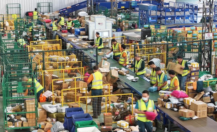 Foto sudut udara menunjukkan para pekerja sedang mengisih bungkusan di pusat logistik China Post cawangan Daoxia di kaunti Daoxian, Provinsi Hunan, tengah China pada 11 November 2024. (Xinhua/He Hongfu)