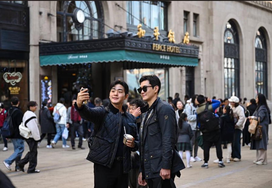 Sama seperti Choi, ramai pelancong membuat aktiviti ‘wajib’ di Shanghai seperti berjalan-jalan di Jalan Nanjing di pusat bandar Shanghai untuk menghayati suasana gabungan elemen tradisional dan moden, menerokai artifak bercirikan China seperti gangsa, pasu dan jed di Muzium Shanghai, menikmati teh atau kopi di kawasan hiburan Xintiandi, dan bersiar-siar di sekitar ‘The Bund’ sambil mengambil gambar.  Seorang lagi pelancong dari Korea Selatan, Lee Won-jun memberi pujian kepada aplikasi mudah alih China seperti Alipay dan DiDi Chuxing (aplikasi e-hailing terkemuka di China), yang disifatkannya sebagai mesra pengguna.  Haidilao, restoran hotpot rangkaian di Shangai yang menawarkan perkhidmatan khusus untuk pelancong antarabangsa itu turut menerima tempiasnya. Dengan kebanjiran pelawat dari Korea Selatan, banyak restoran Haidilao di Shanghai telah melatih pekerja mereka untuk belajar perkataan asas dalam bahasa Korea.  “Pada hujung minggu, kami menerima sekitar 1,400 pelanggan, iaitu hampir satu pertiganya daripada Korea Seatan,” ujar Hu Xiaozheng, pengurus sebuah restoran Haidilao di Shanghai, sambil menambah bahawa pihaknya turut menyediakan gunting, kiub ais dan sudu bagi menambah baik mutu perkhidmatan.  Dasar bebas visa itu juga memberikan nilai tambah buat penduduk jangka panjang di China. Haruna Inoue, pelajar dari Jepun berkata bahawa ibunya kini boleh meluangkan masa pada hujung minggu untuk melawatnya di Shanghai, dan dia merancang untuk mengajak lebih ramai rakan-rakannya dari Jepun untuk melawat Shanghai.  Profesor di Capital University of Economics and Business, Cai Hong berpendapat bahawa lonjakan pelancong dari Jepun dan Korea Selatan itu berhubung kait dengan dasar bebas visa China, serta menyatakan ketiga-tiga negara adalah jiran secara geografi, serta berkongsikan budaya yang mirip.  Tambah beliau, dengan penambahan lebih banyak penerbangan dan penambahbaikan dalam perkhidmatan dan infrastruktur, pelancongan hujung minggu China-Jepun-Korea selatan akan menjadi satu trend baharu.