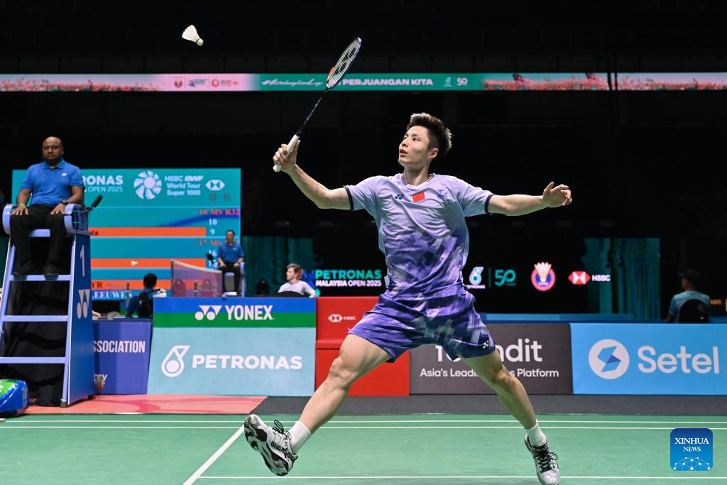 Shi Yuqi membalas pukulan semasa pusingan 32 perseorangan lelaki menentang Kenta Nishimoto dari Jepun pada Kejohanan Badminton Terbuka Malaysia 2025 di Kuala Lumpur, 7 Januari 2025. (Chong Voon Chung/Xinhua)