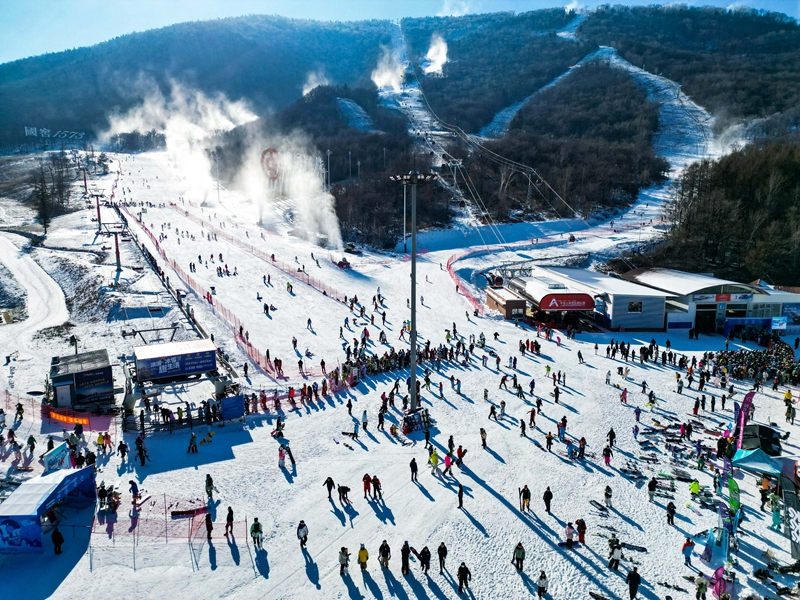 Penggemar ski ski di Pusat Peranginan Ski Beidahu di bandar Jilin, timur laut Provinsi Jilin China, 23 November 2024. (Xinhua/Yan Linyun)
