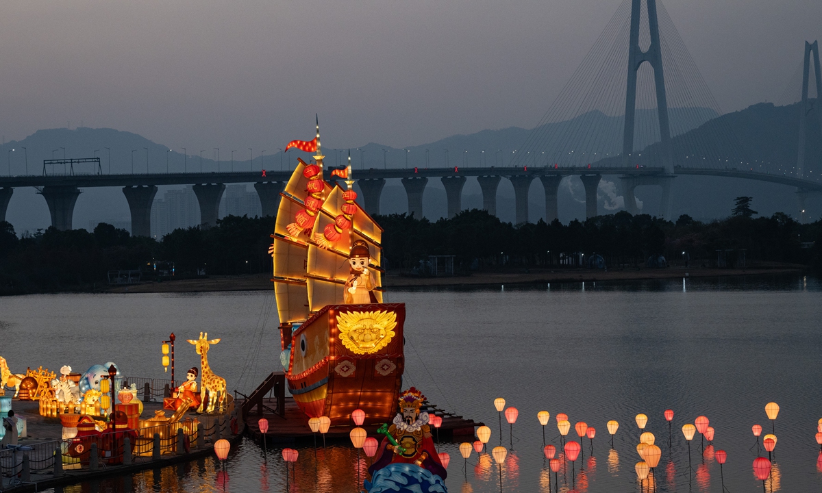 Reka bentuk lantera disuaikan dengan hikayat Zheng He. (Foto ihsan Lin Tianhong)