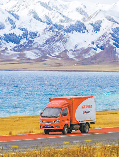 Sebuah kenderaan syarikat penghantaran ekspres China, J&T Express di sebatang jalan di Wilayah Autonomi Uygur Xinjiang di barat laut China. (Foto/Liu Qing)