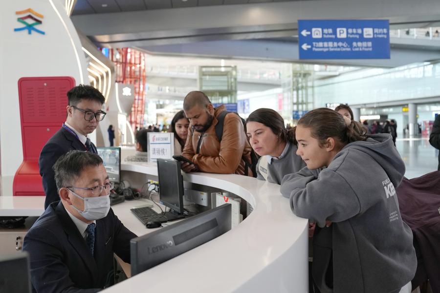 Para petugas sedang memberikan perkhidmatan konsultasi kepada penumpang dari Sepanyol di Lapangan Terbang Antarabangsa Beijing pada 8 Januari 2025. (Xinhua/Ju Huanzhong)