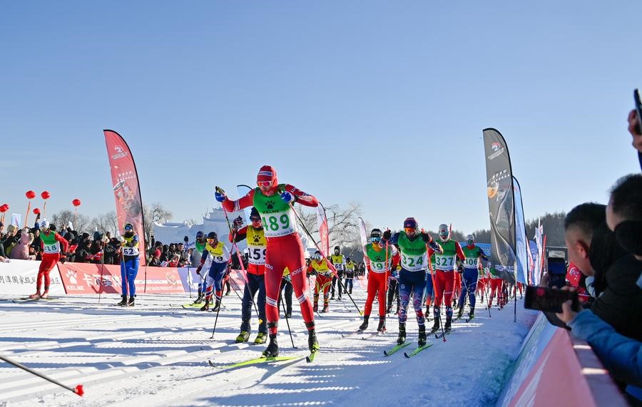 Para atlet menyertai perlumbaan ski rentas desa pada Pesta Ski Antarabangsa Jingyuetan Vasaloppet di Changchun, ibu provinsi Jilin, timur laut China, 4 Januari 2025. (Xinhua/Yan Linyun)